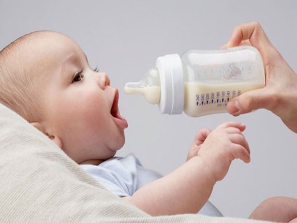 Kinh nghiệm đổi sữa cho trẻ sơ sinh mà các mẹ cần biết
