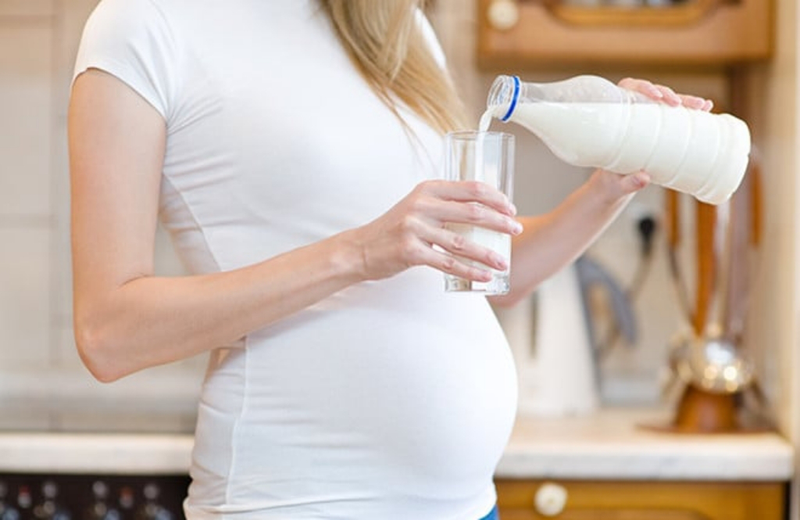 Dư ối có nên uống sữa tươi không đường không? Dùng như thế nào là hợp lý?