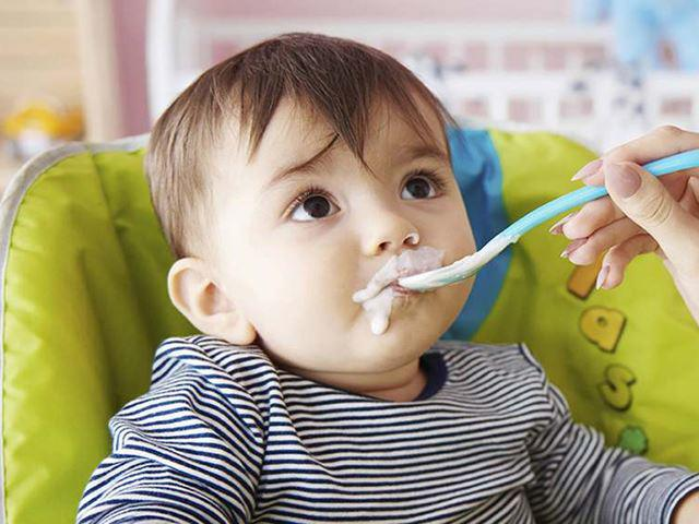 Trẻ mấy tháng ăn được sữa chua và nên ăn bao nhiêu là tốt cho bé?