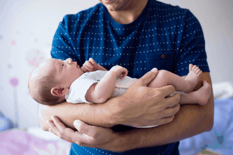 7 cách bế trẻ sơ sinh và trẻ nhỏ cho bậc cha mẹ lần đầu